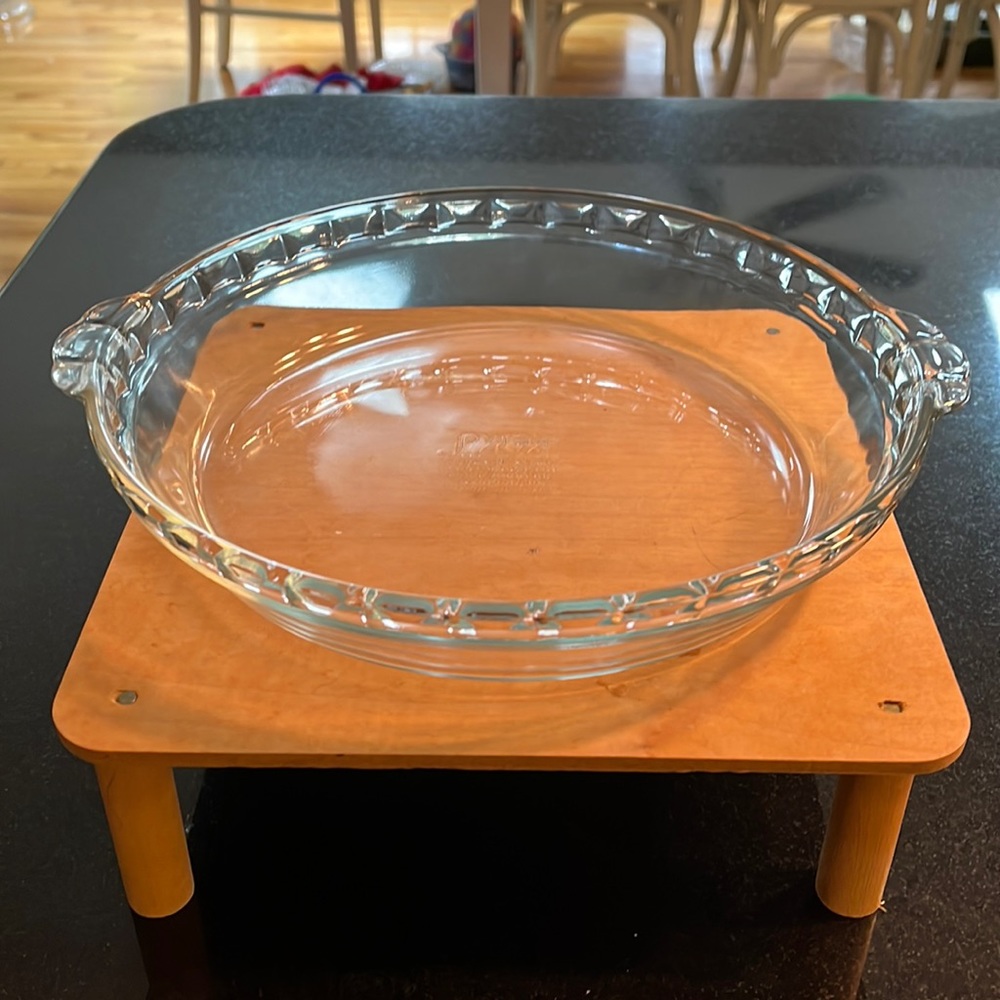 Pyrex - Deep Dish Pie / Quiche Dish.  Beautiful Dish 9 in. x 9 in.